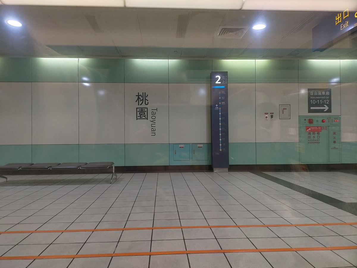 高鐵桃園站月台，列車停靠在側